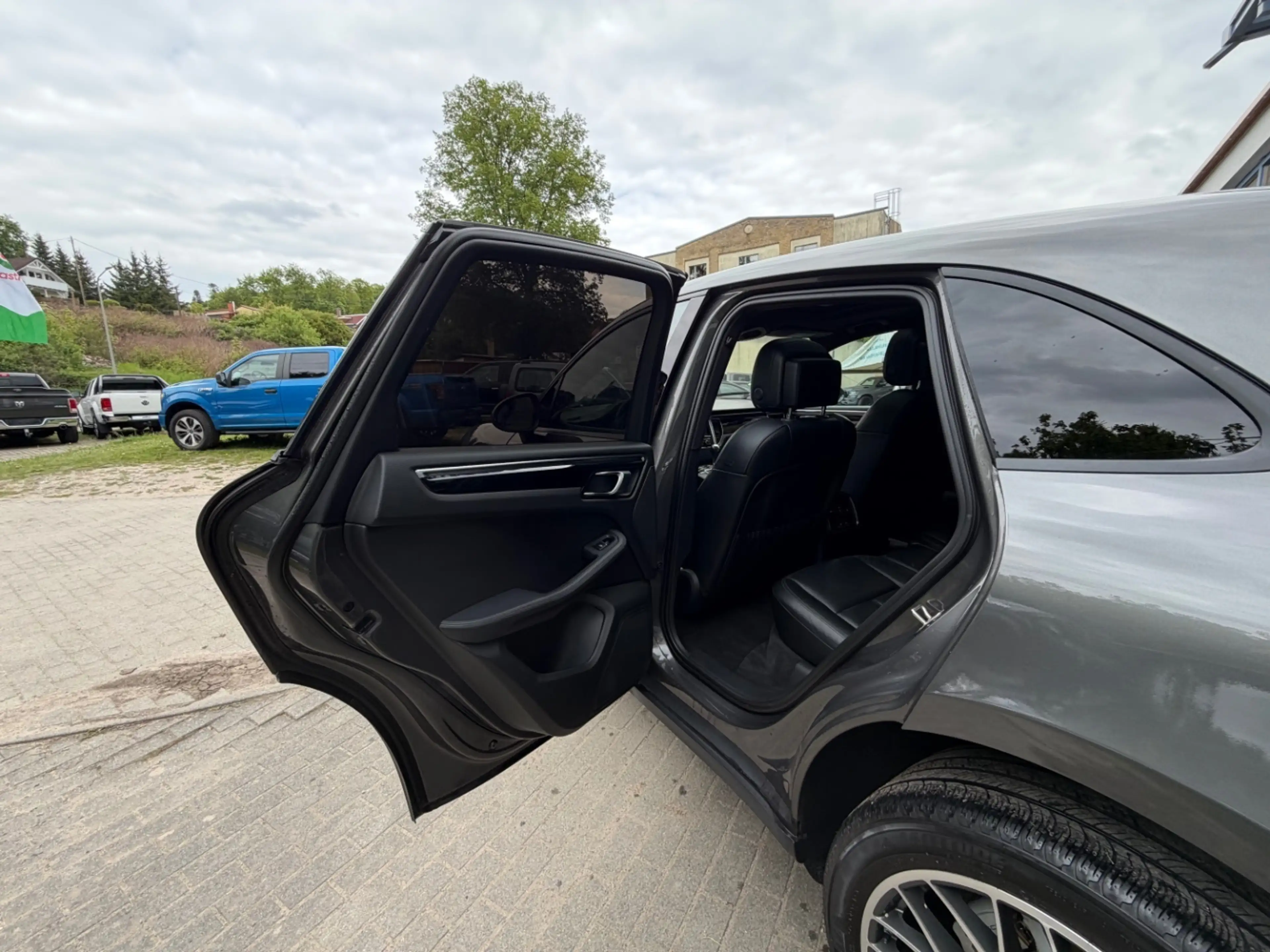 Porsche Macan S — photo 11