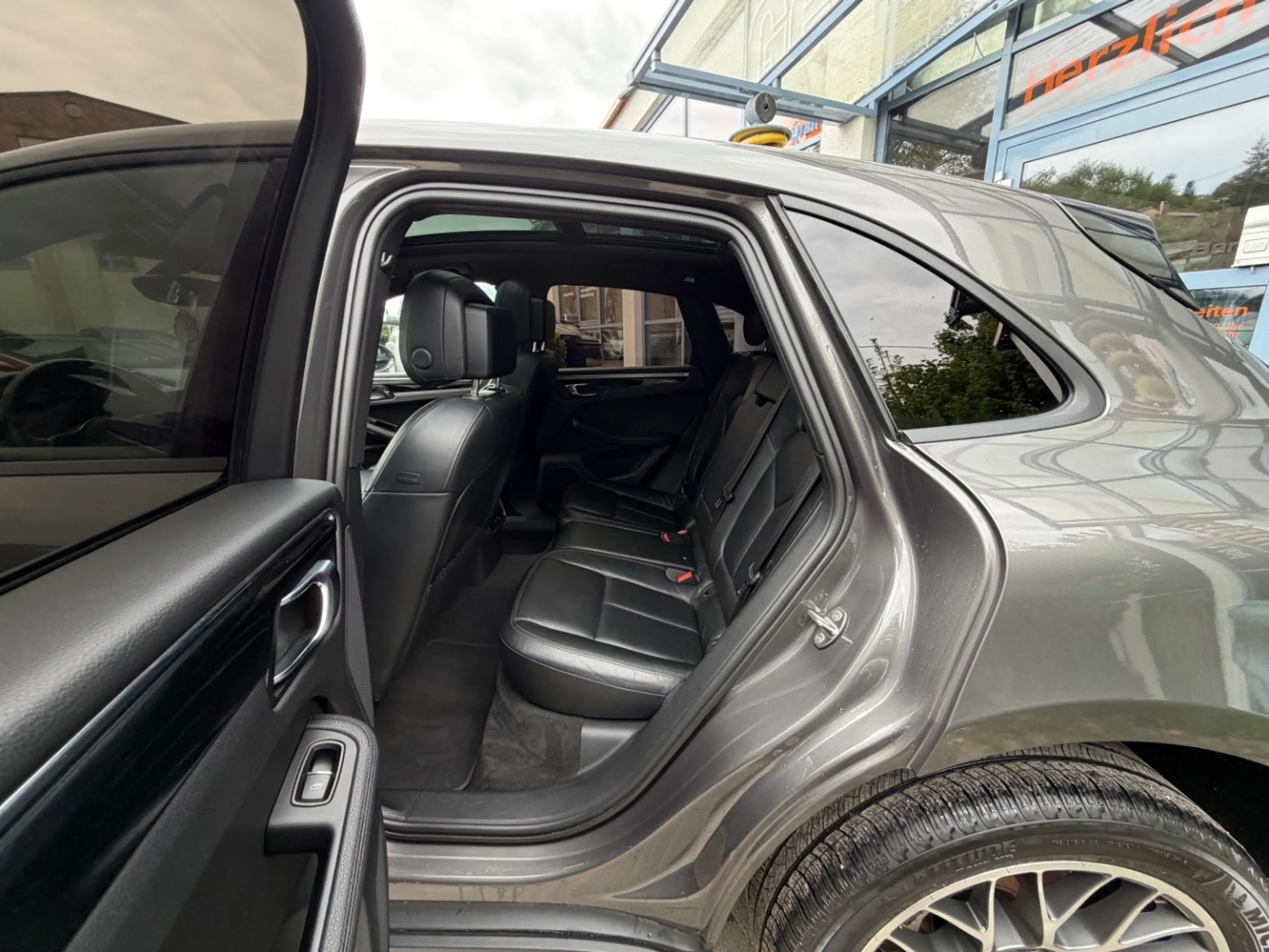 Porsche Macan S — photo 12