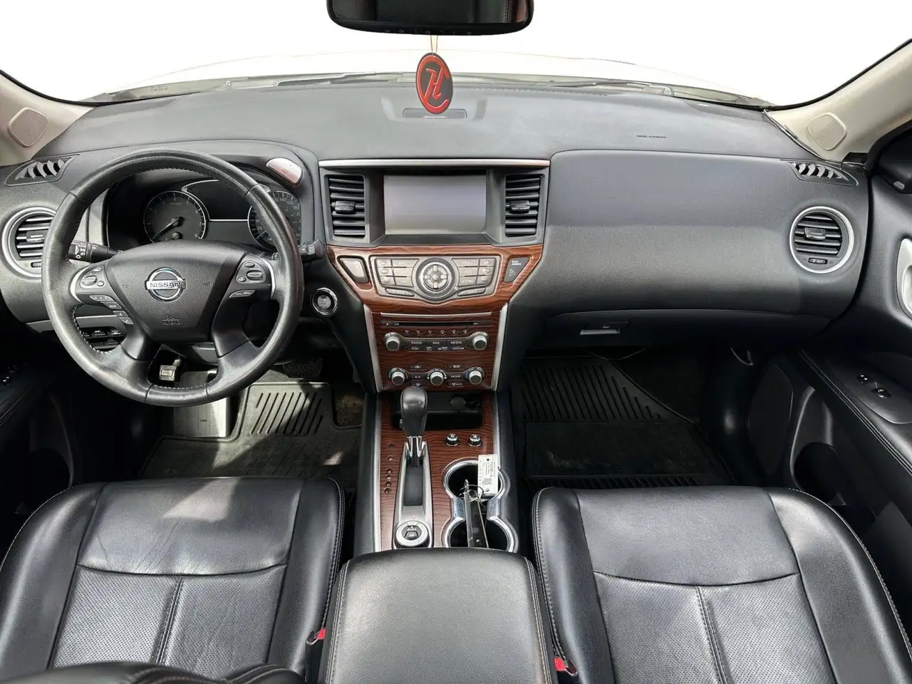 Nissan Pathfinder снимка Nissan Pathfinder