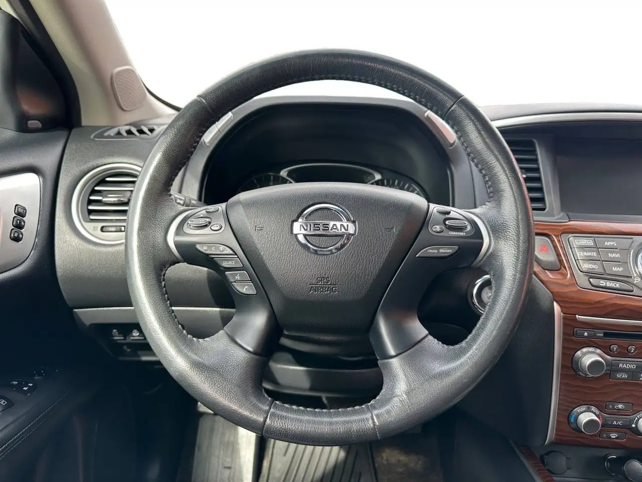 Nissan Pathfinder снимка Nissan Pathfinder