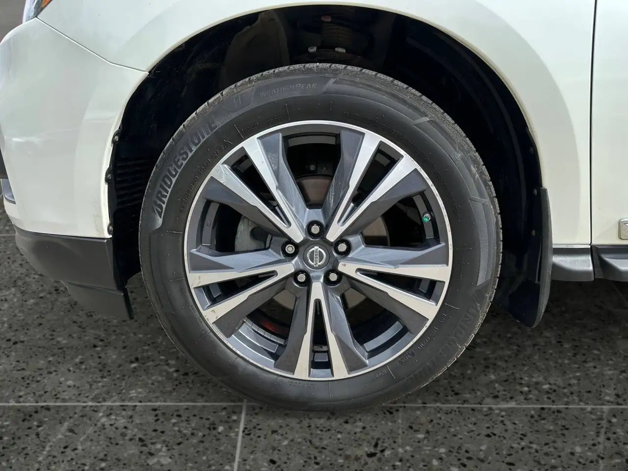 Nissan Pathfinder снимка Nissan Pathfinder
