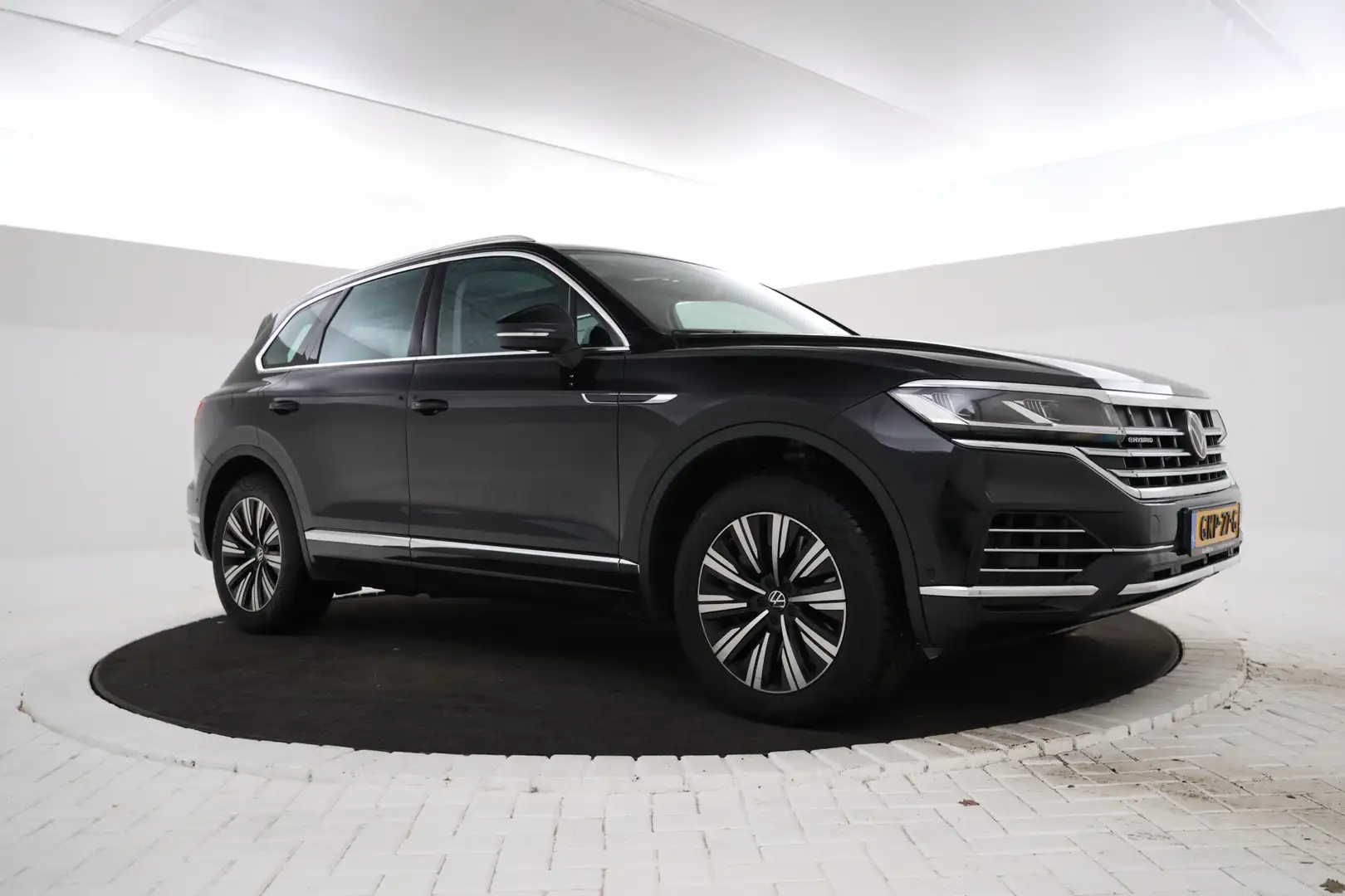 Volkswagen Touareg 3.0 TSi eHybrid 4MOTION Panorama, Luchtvering, Cli Zwart - 2