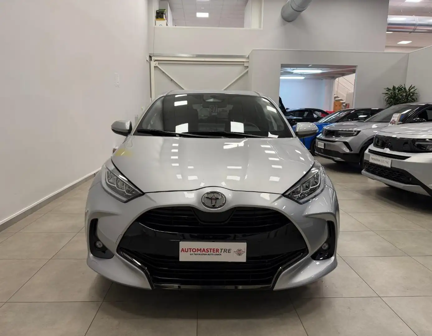 Toyota Yaris Yaris 1.5 130 Hybrid 5 porte Lounge Grijs - 2