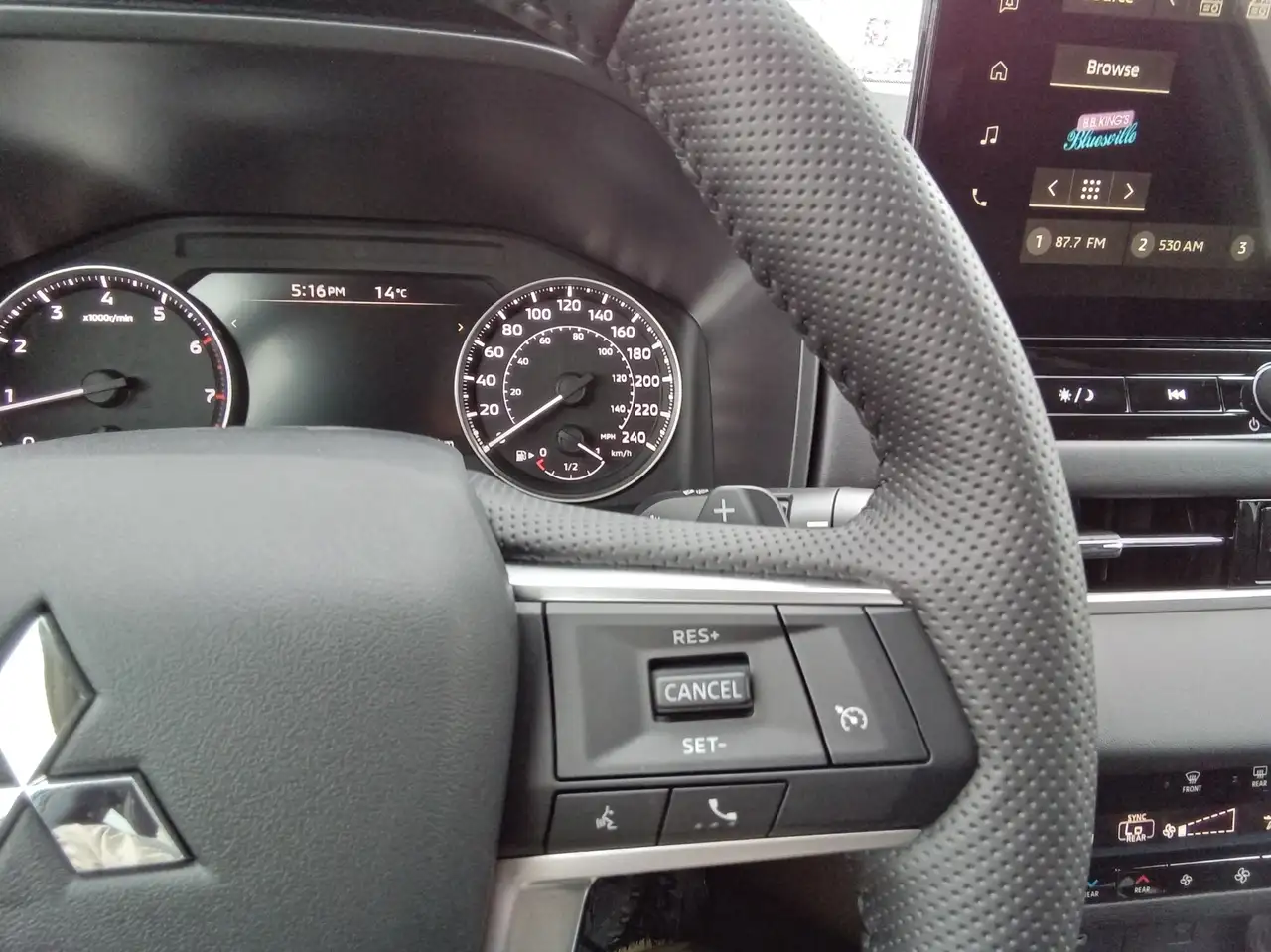 Mitsubishi Outlander снимка Mitsubishi Outlander