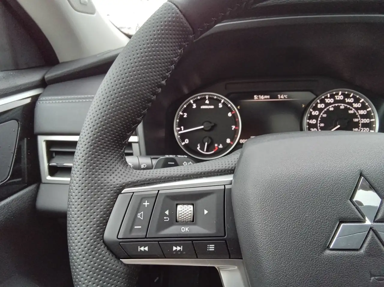 Mitsubishi Outlander снимка Mitsubishi Outlander