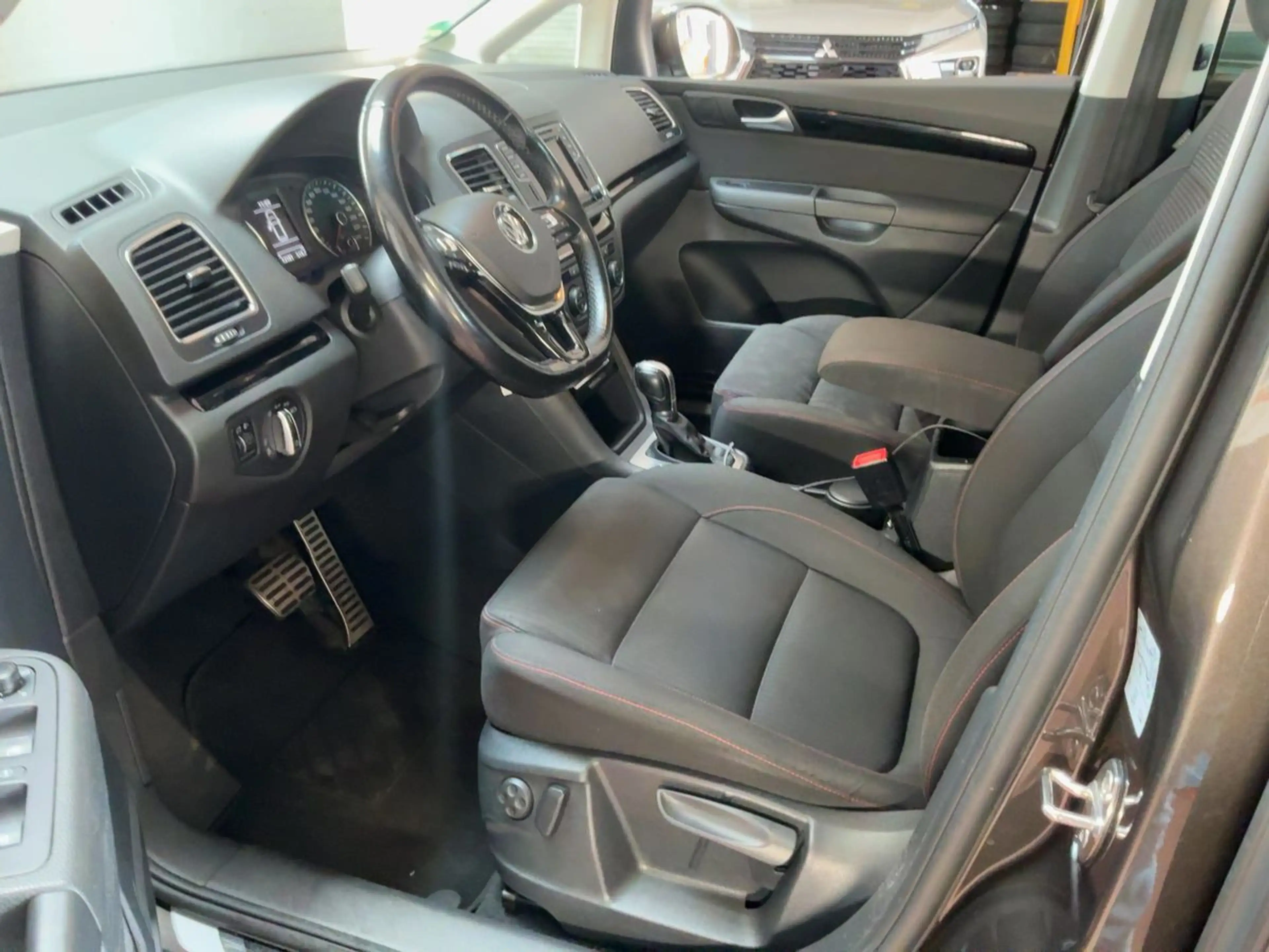 Volkswagen Sharan 2.0TDI DSG Sound *7-SITZE*AHK*NAVI*CARPLAY* — photo 4