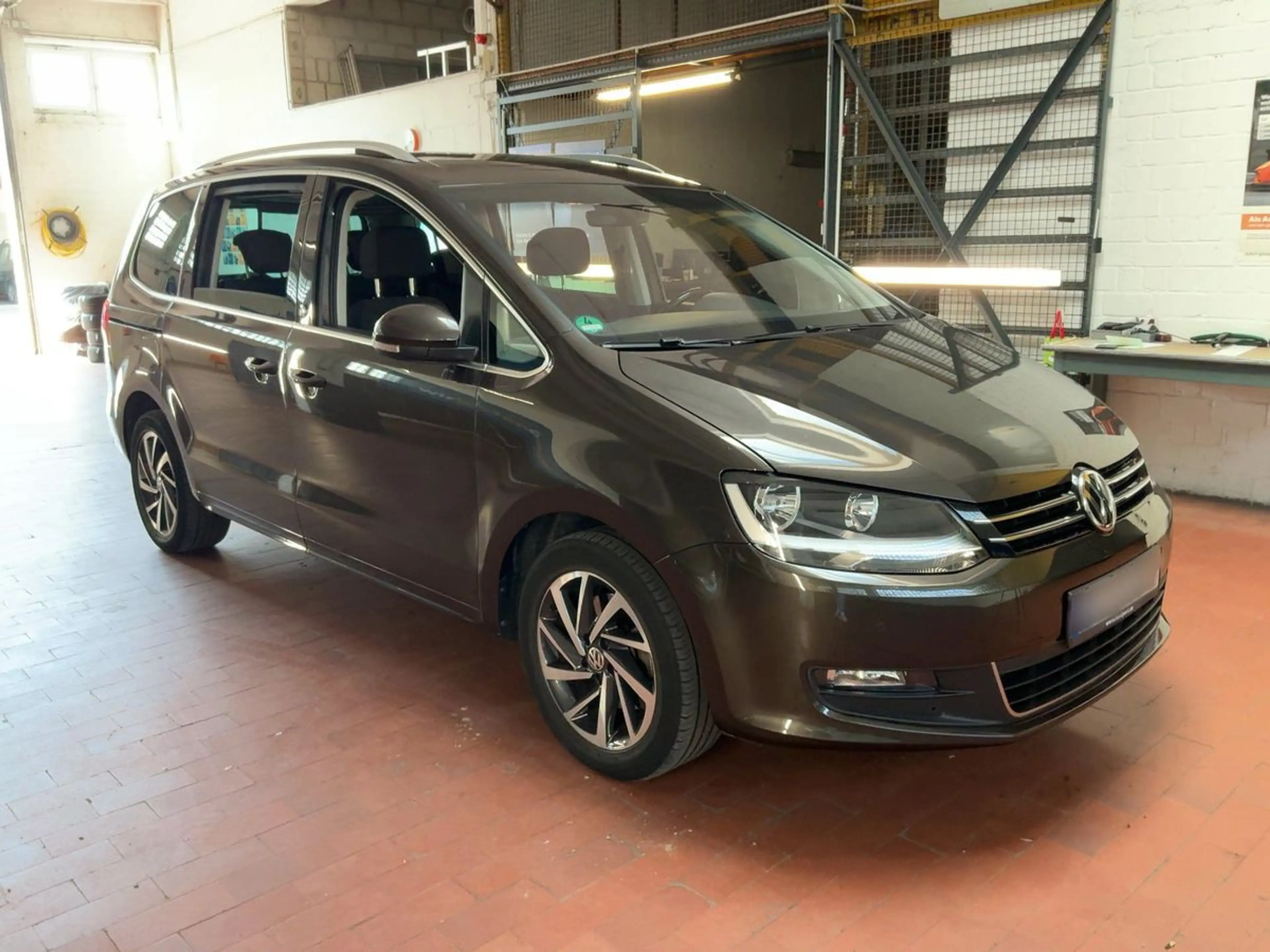 Volkswagen Sharan 2.0TDI DSG Sound *7-SITZE*AHK*NAVI*CARPLAY* — photo 2
