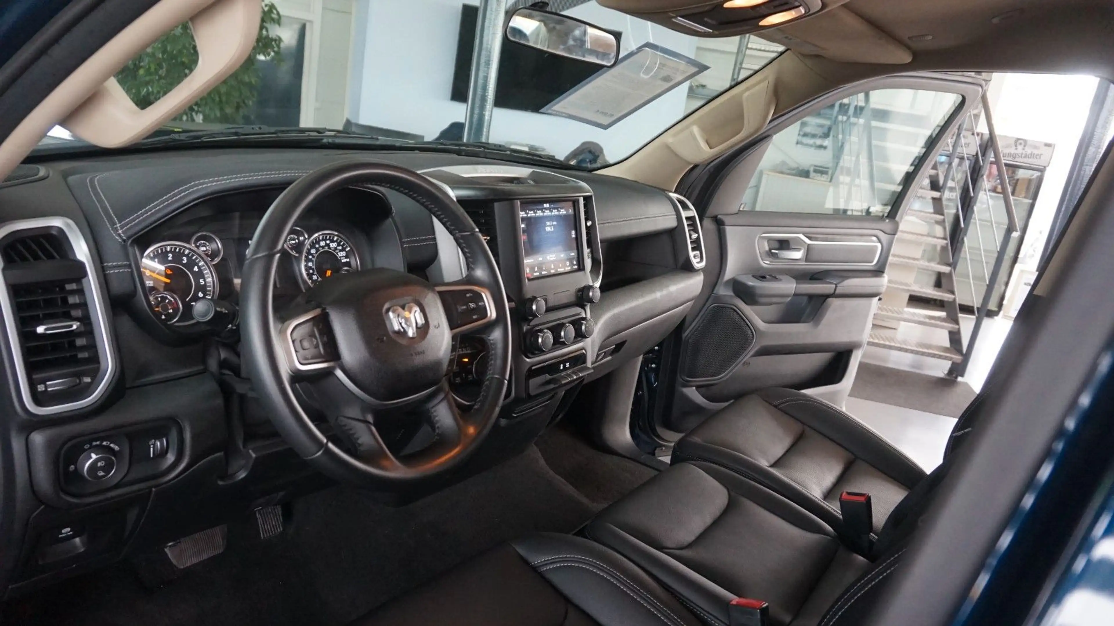 Dodge RAM 1500 V8 4x4 *Crew-Cab*Leder*hoch-breit*6Sitz — photo 9