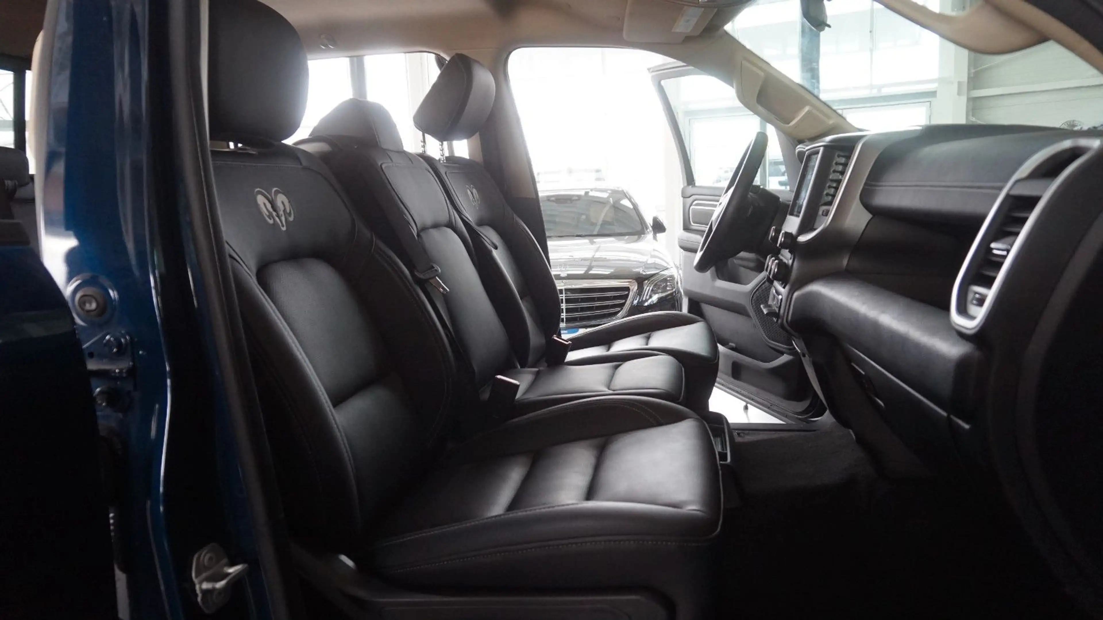 Dodge RAM 1500 V8 4x4 *Crew-Cab*Leder*hoch-breit*6Sitz — photo 12