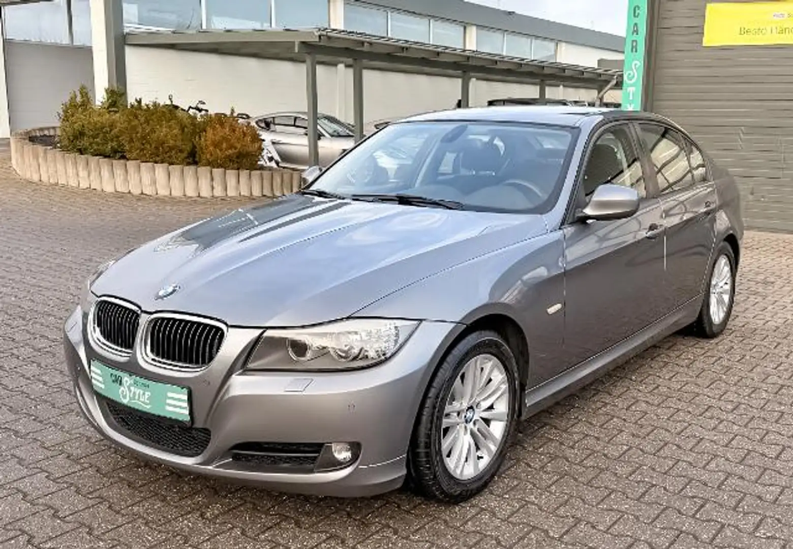 BMW 320 d E90 NAVI SHZ PDC KLIMA Grau - 1