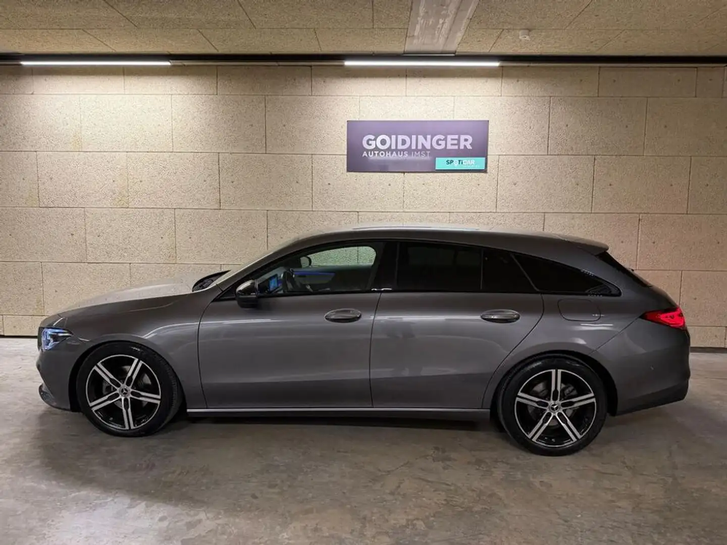 Mercedes-Benz CLA 200 d 4MATIC Shooting Brake Grau - 2