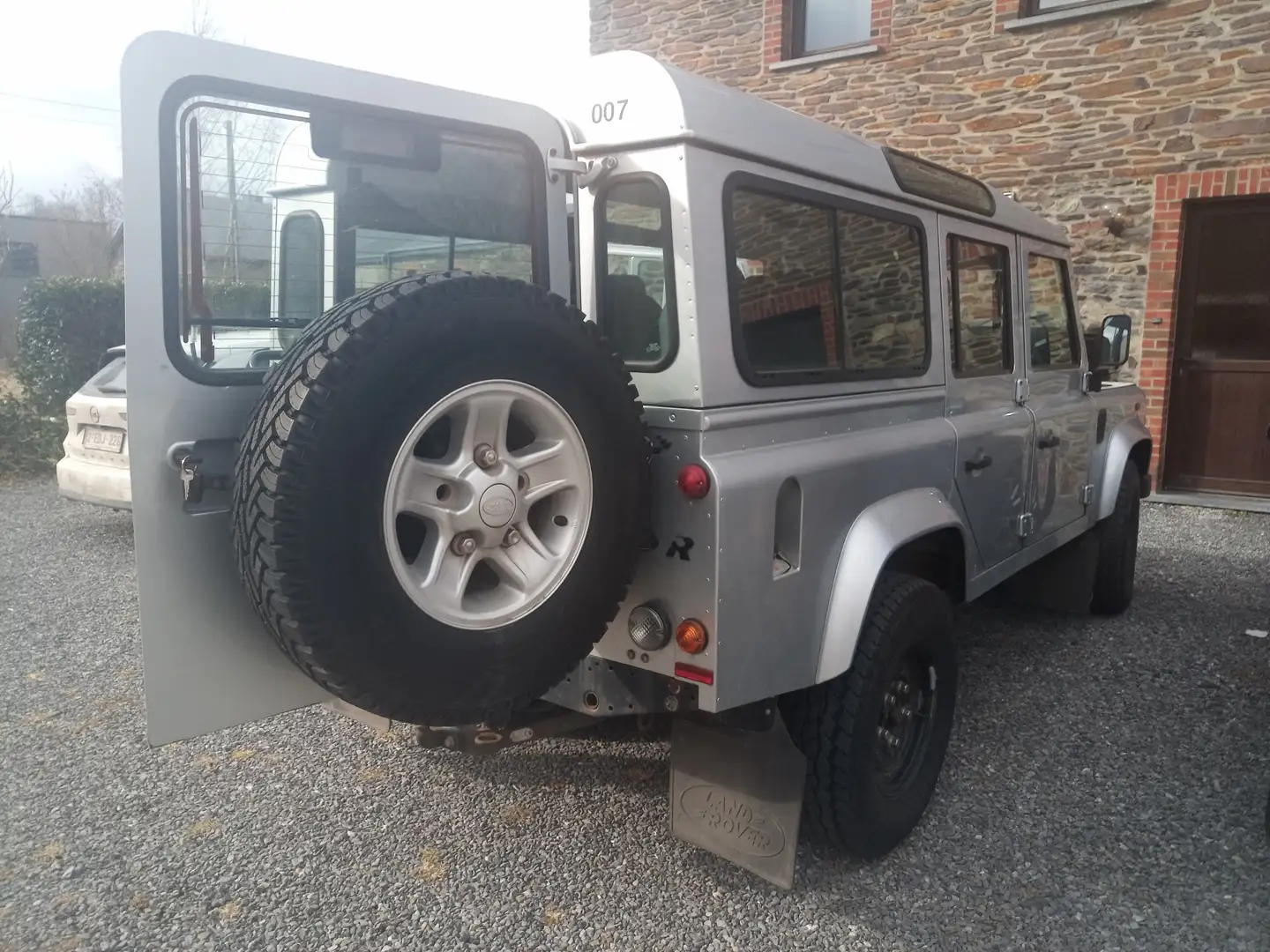 Land Rover Defender 2.2 Turbo - D SE DPF Zilver - 1