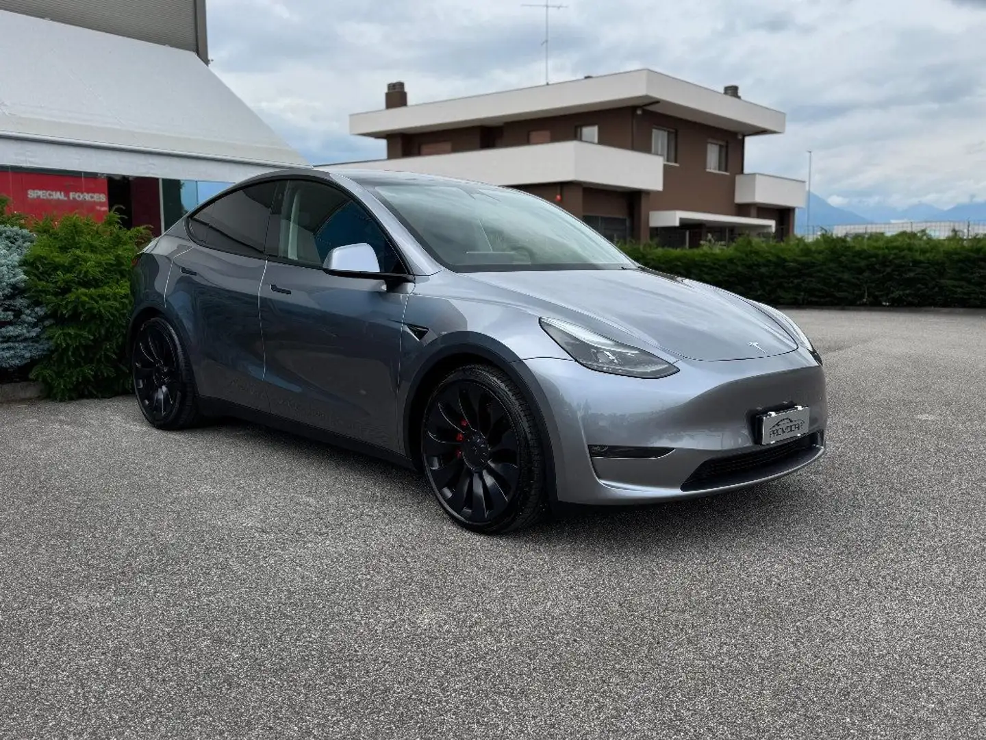 Tesla Model Y PERFORMANCE AWD DUAL MOTOR *AUTOPILOT AVANZATO* Grigio - 2