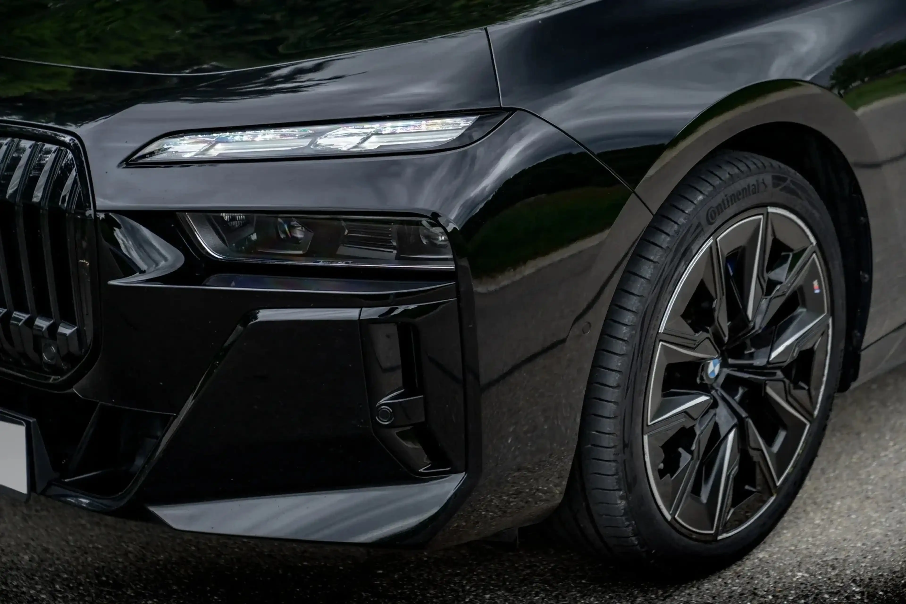 BMW 740 740d xDrive M Sport · Executive Lounge · unfallfrei · BMW Individual Merino Tartufo — photo 2