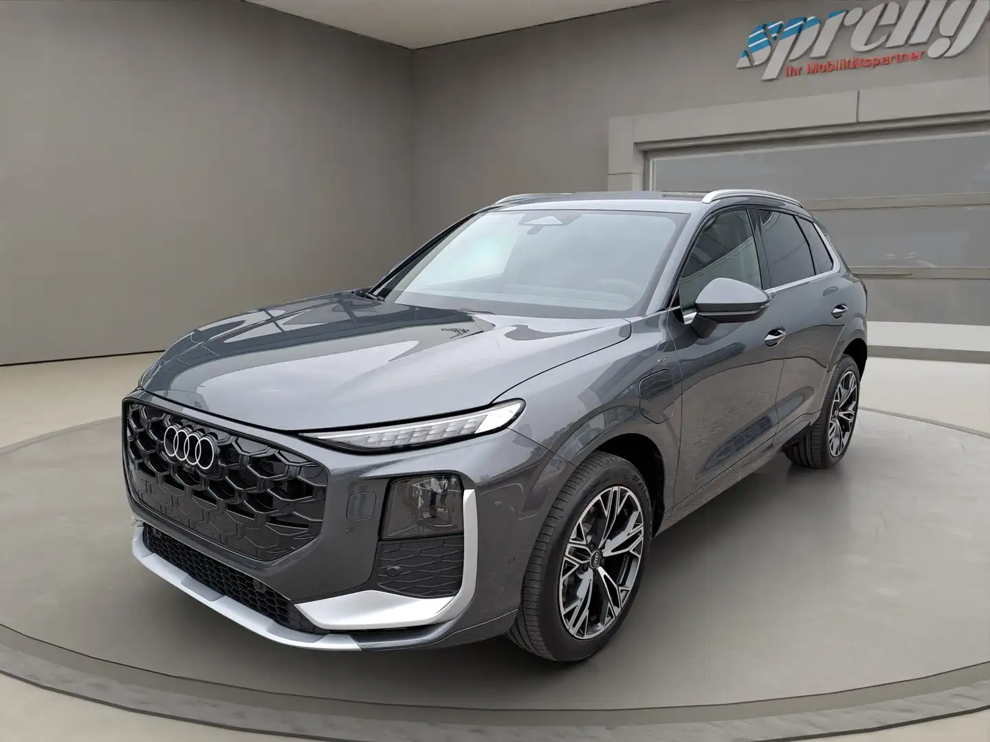 Audi Q3 Modell 2026 - eHybrid - nur € 53.999,-* Gris - 1