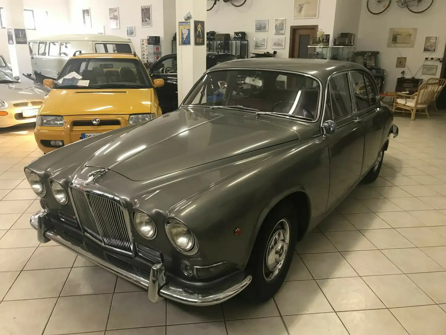 Jaguar 420 Gris - 1