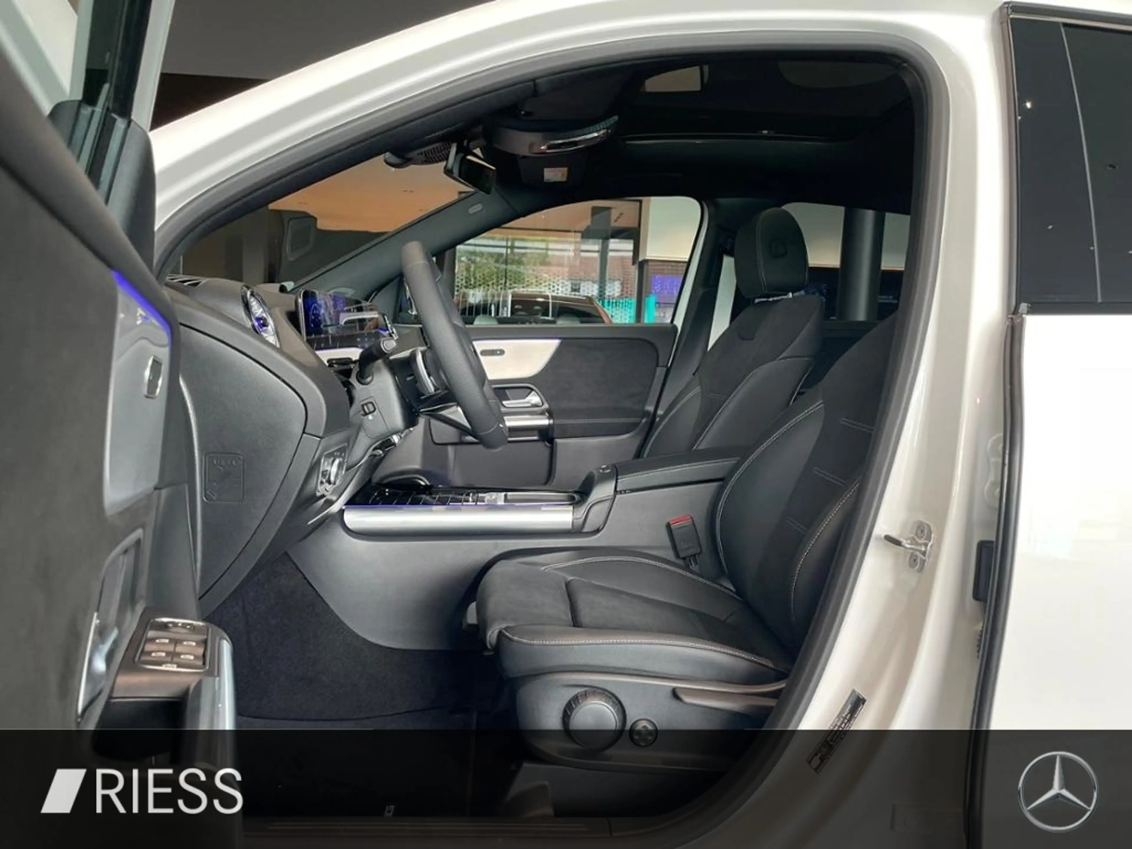 Mercedes-Benz GLA 200 AMG+PANO+AHK+TOWKL+MULTIBEAM+KEYL+360°+ — photo 3