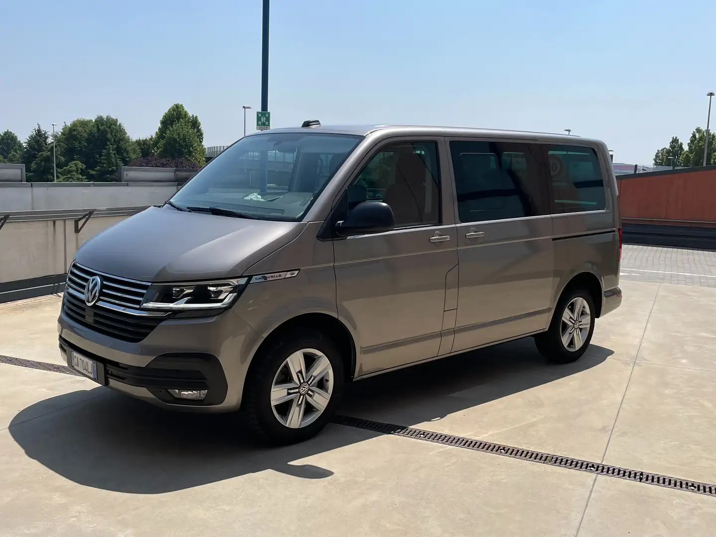 Volkswagen T6.1 Caravelle 200 cv AUTOMATICO Beige - 1