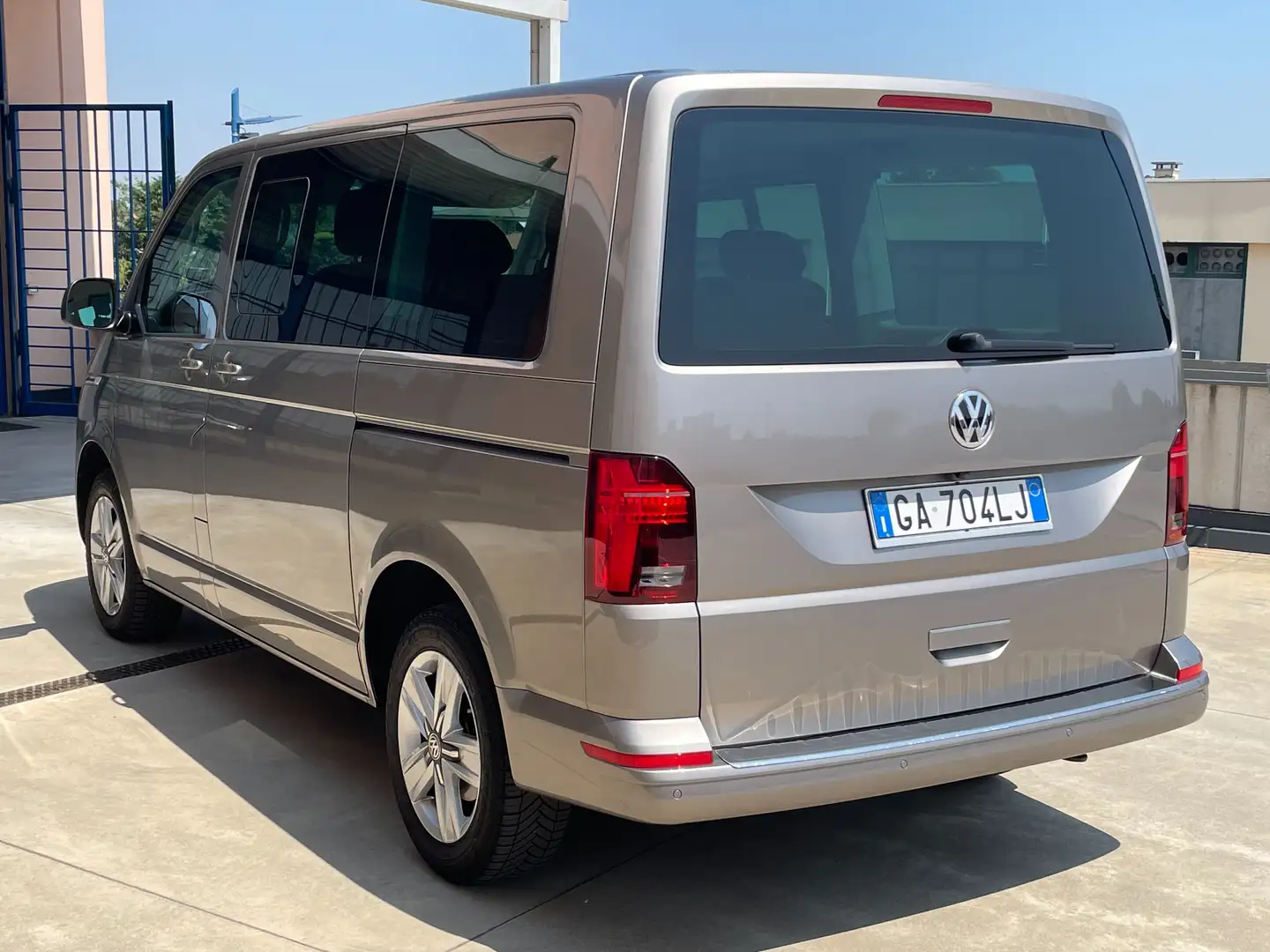 Volkswagen T6.1 Caravelle 200 cv AUTOMATICO Beige - 2