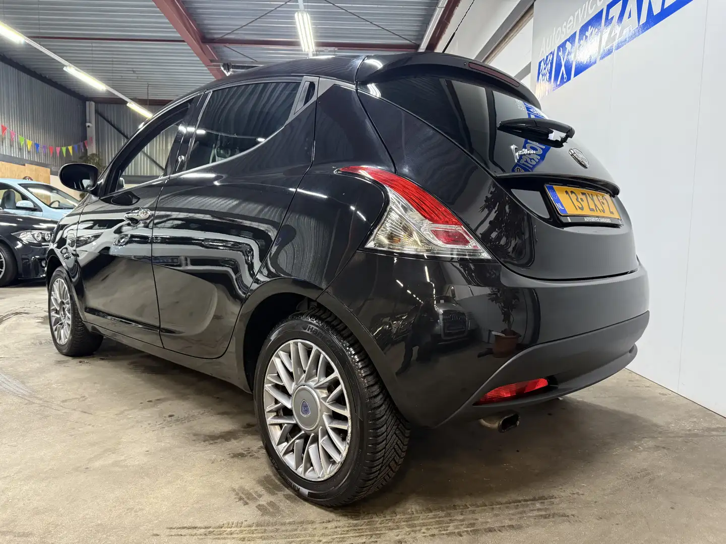 Lancia Ypsilon 0.9 TwinAir Gold Schwarz - 2