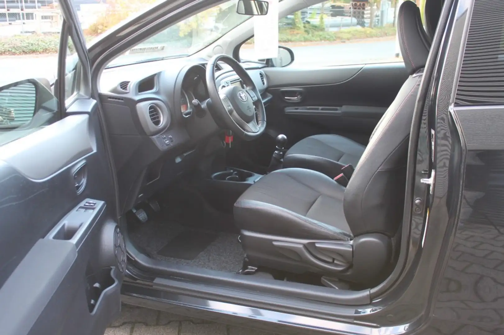 Toyota Yaris 1.3 VVT-i Comfort Sport Uitvoering. 3-Deurs NAVIGA Zwart - 2