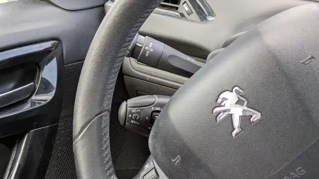 Peugeot 208 view 9
