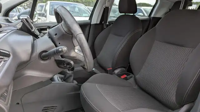Peugeot 208 view 10