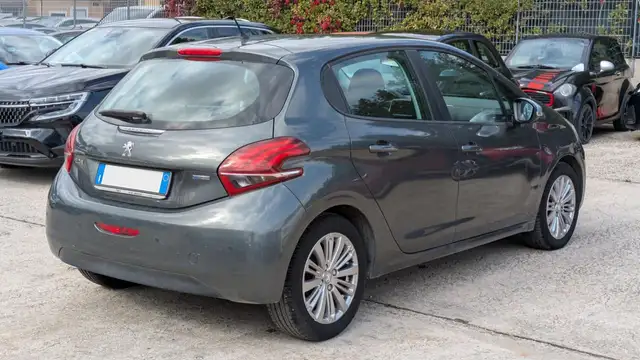 Peugeot 208 view 4