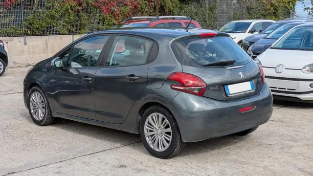 Peugeot 208 view 3