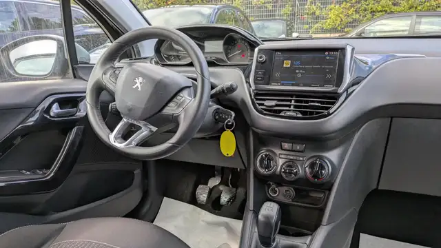 Peugeot 208 view 7
