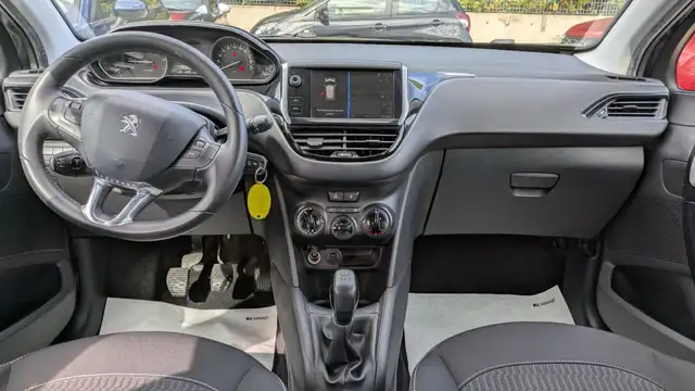 Peugeot 208 view 6