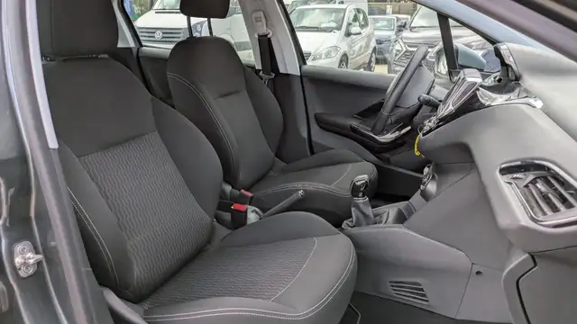 Peugeot 208 view 11