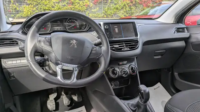 Peugeot 208 view 5