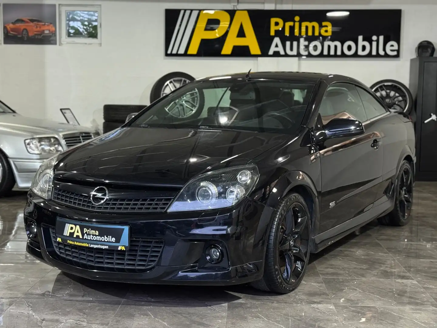 Opel Astra H 2.0 Twin Top Endless Summer OPC-Line Zwart - 1