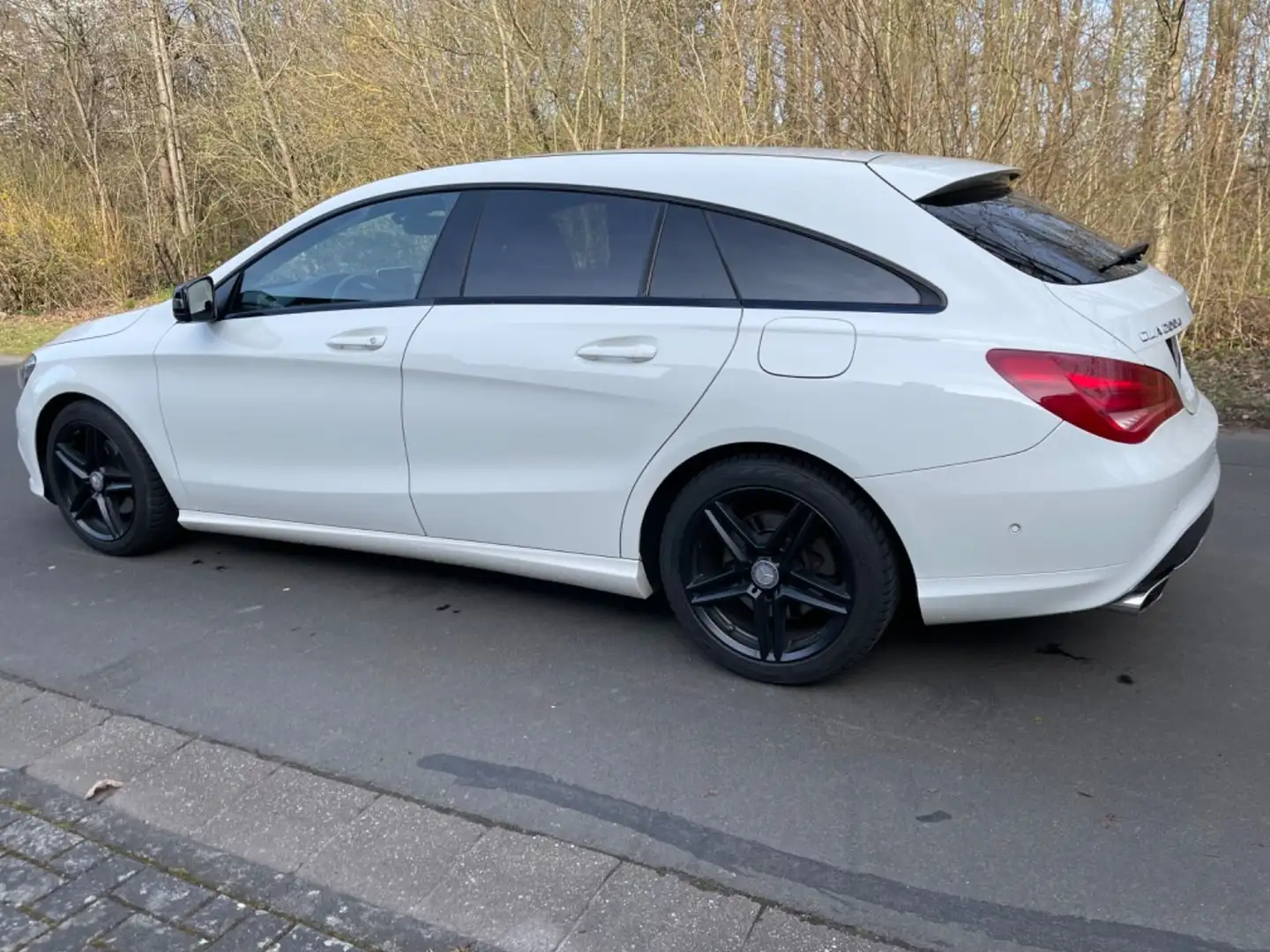 Mercedes-Benz CLA 200 CLA 200 CDI Shooting Brake Aut. Urban 4MATIC Biały - 1
