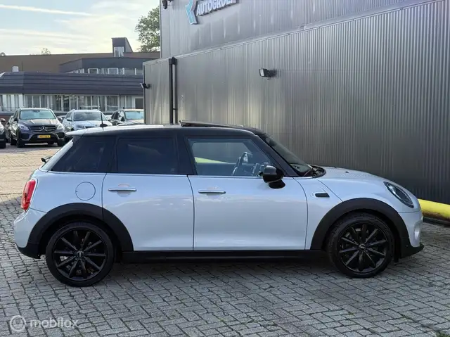 Mini Hatch view 9