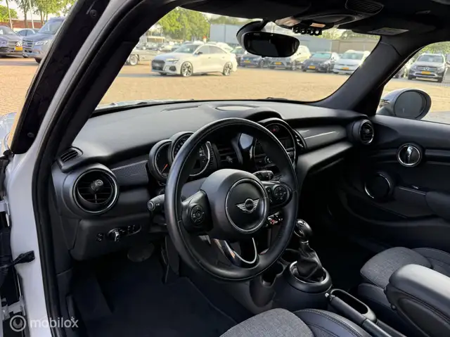 Mini Hatch view 11