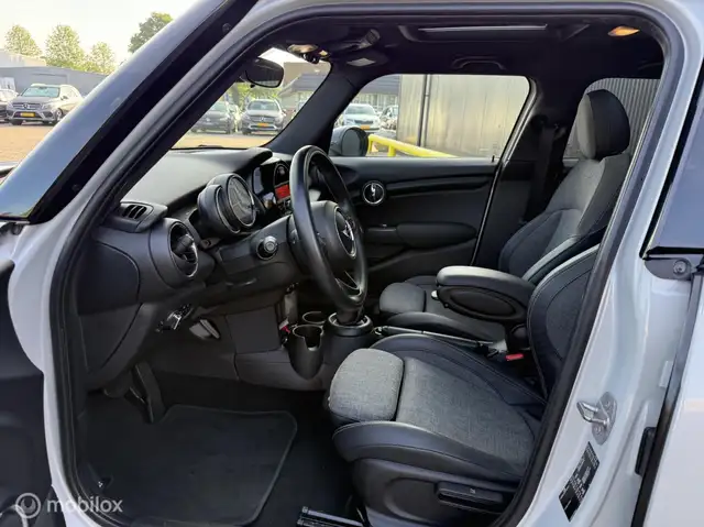 Mini Hatch view 10