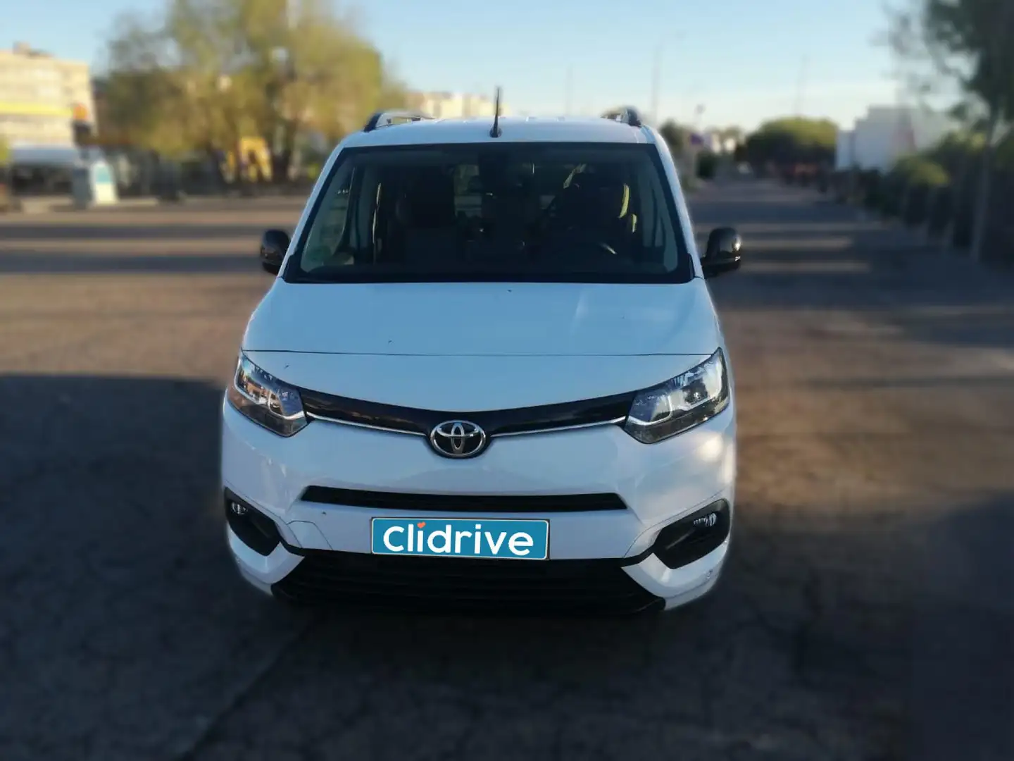 Toyota 1.5D 96kW Family Active 7 Plz L2 Blanco - 2