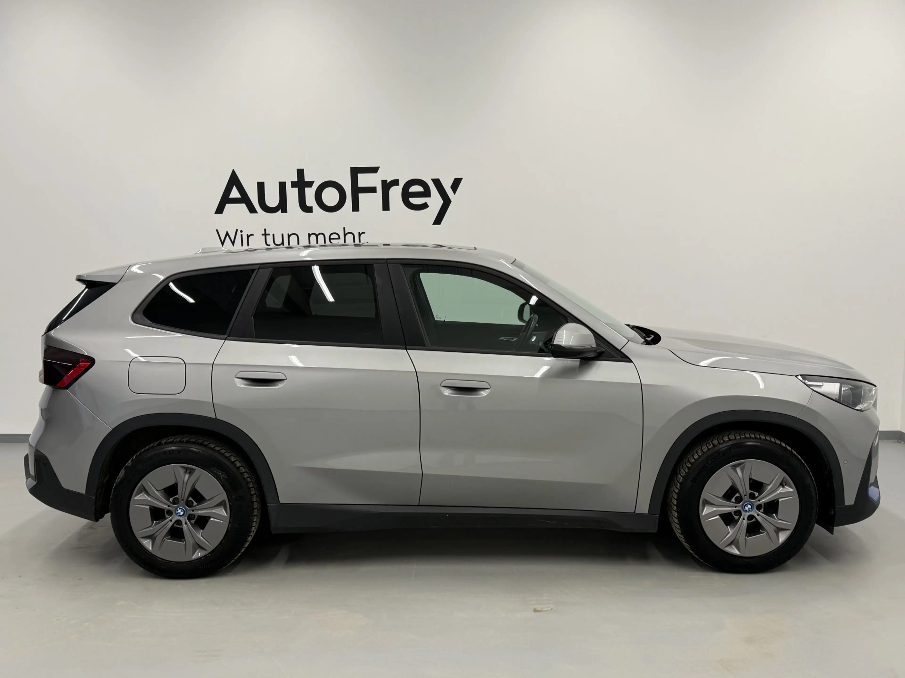 BMW iX1 xDrive30 — photo 3