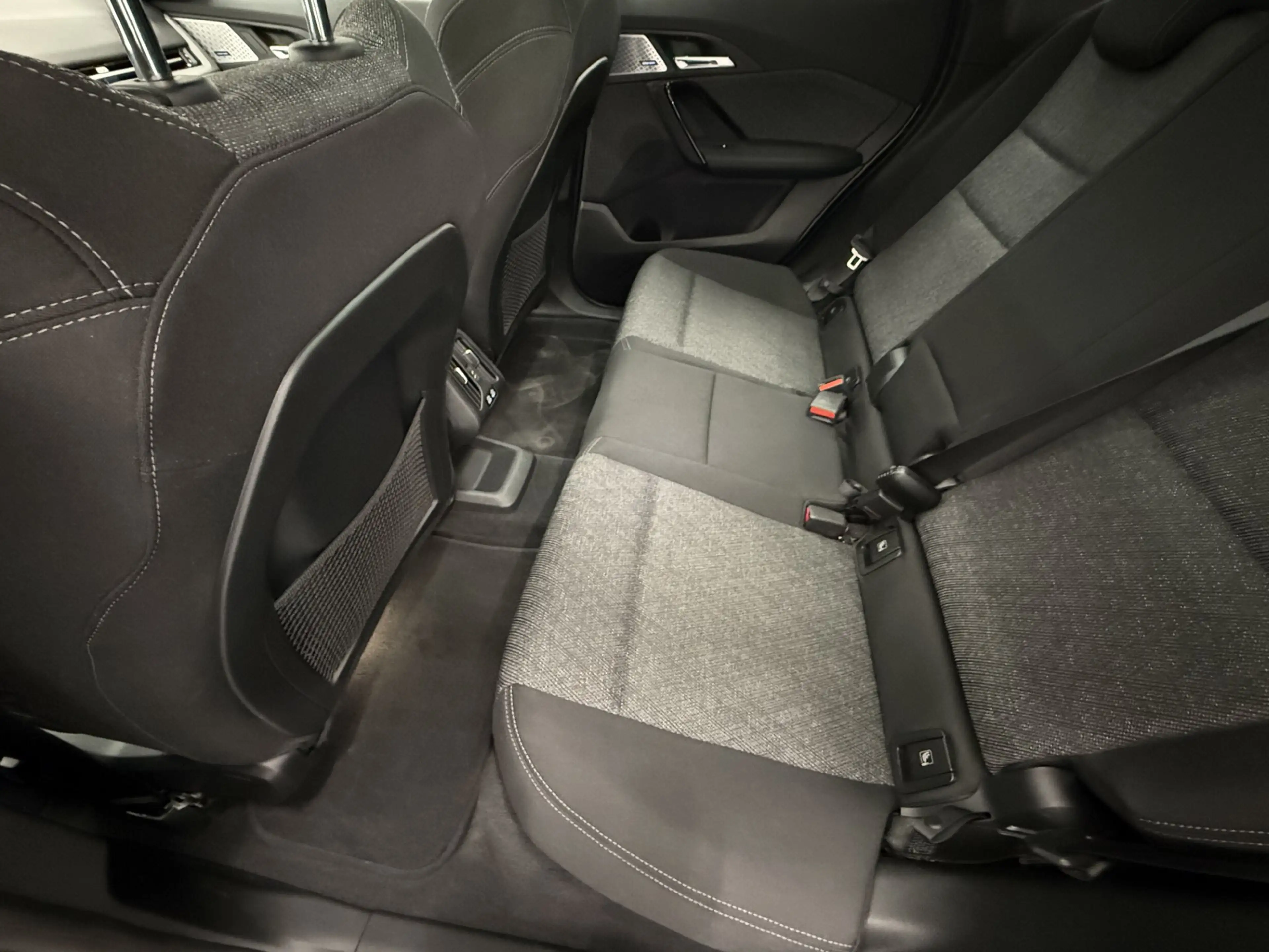 BMW iX1 xDrive30 — photo 13