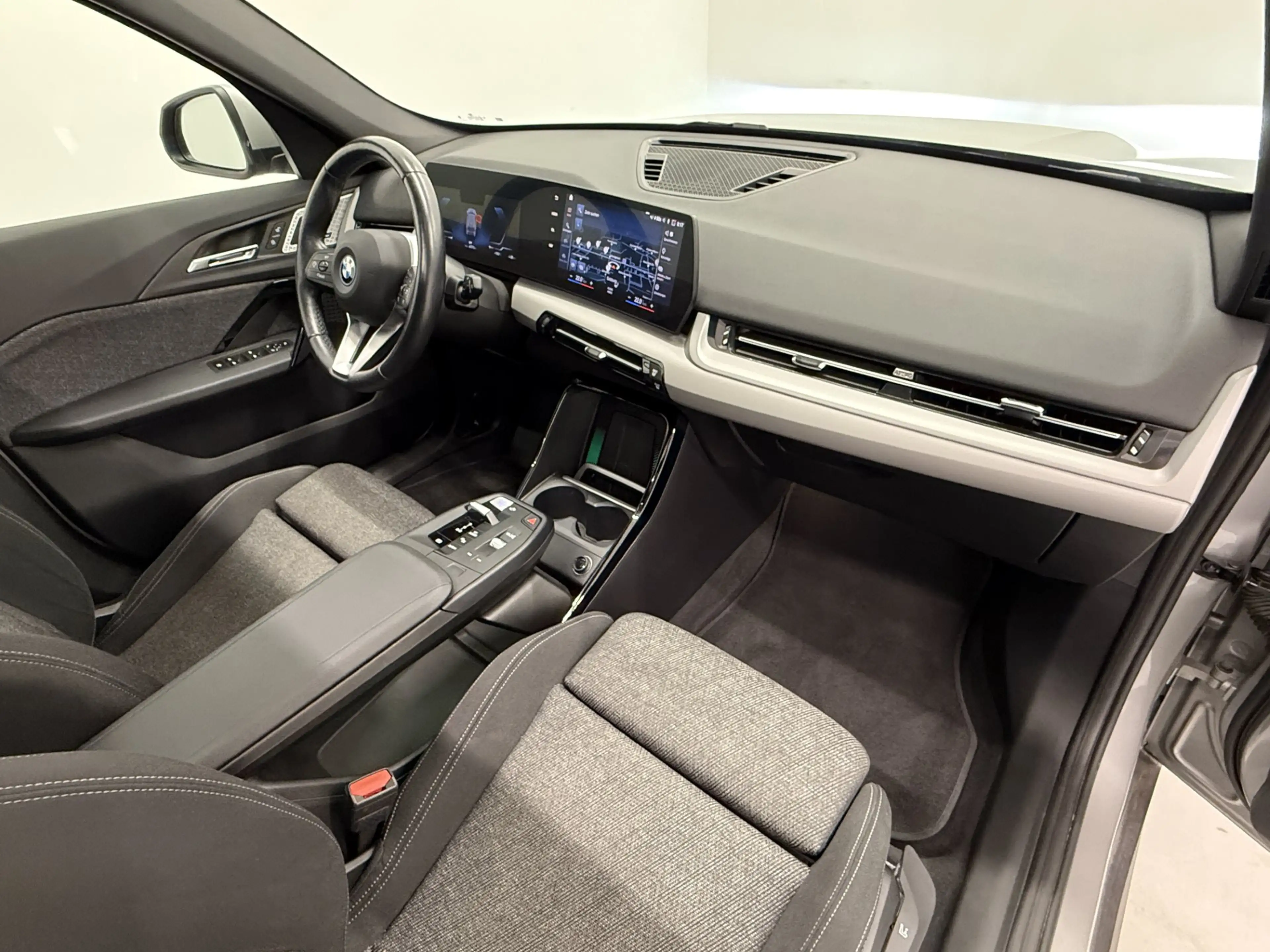 BMW iX1 xDrive30 — photo 5