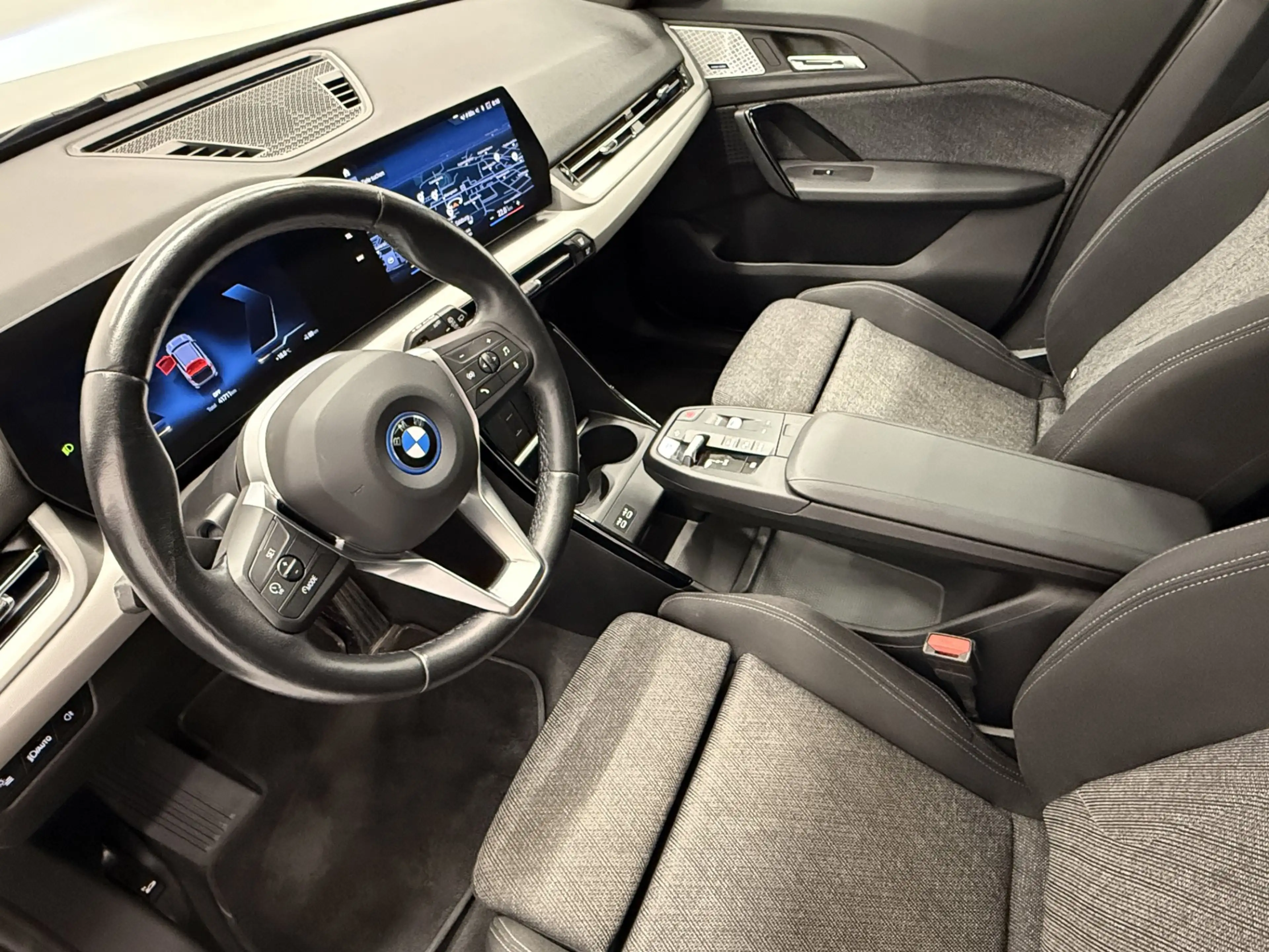 BMW iX1 xDrive30 — photo 7