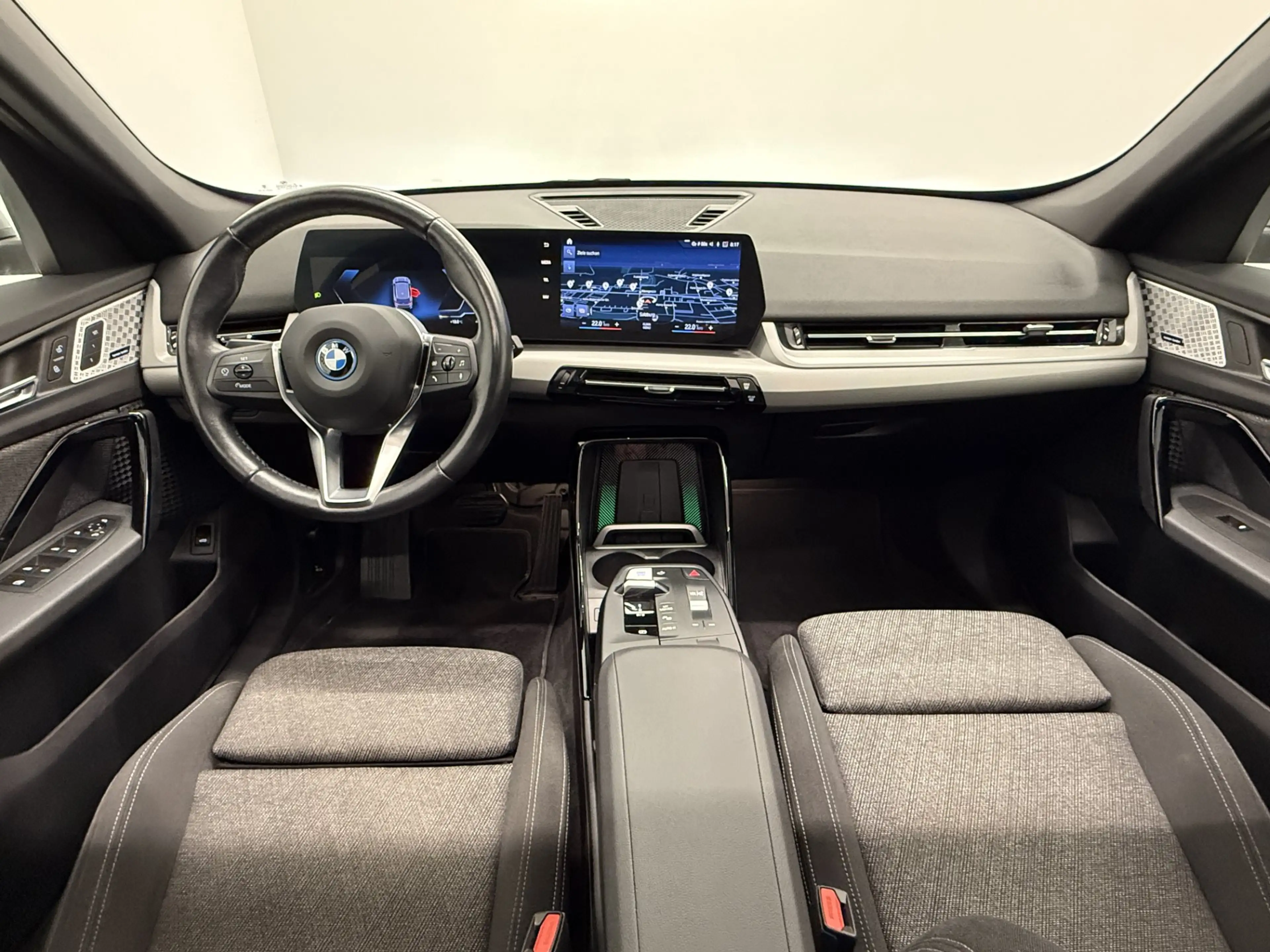 BMW iX1 xDrive30 — photo 6