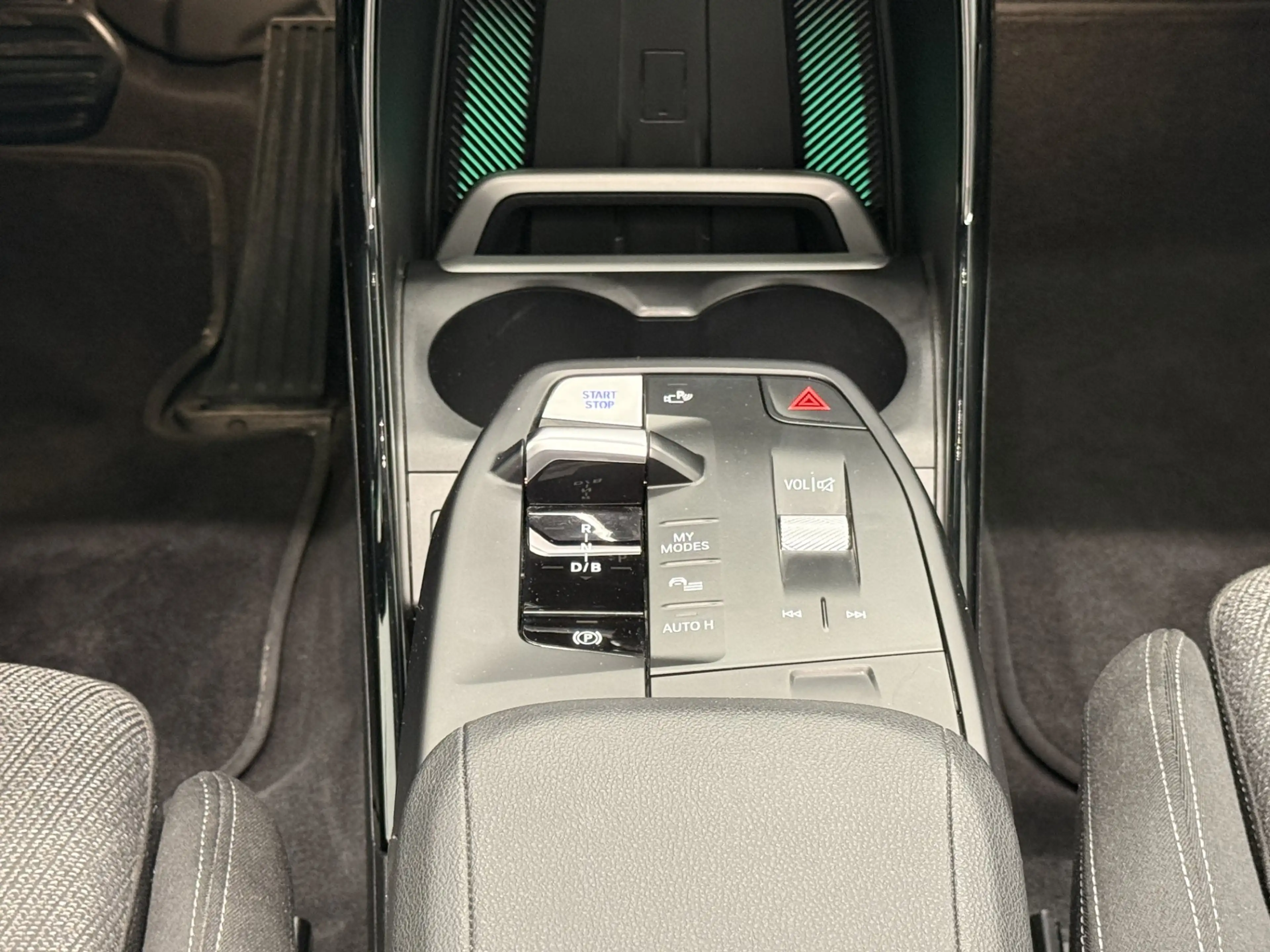 BMW iX1 xDrive30 — photo 11