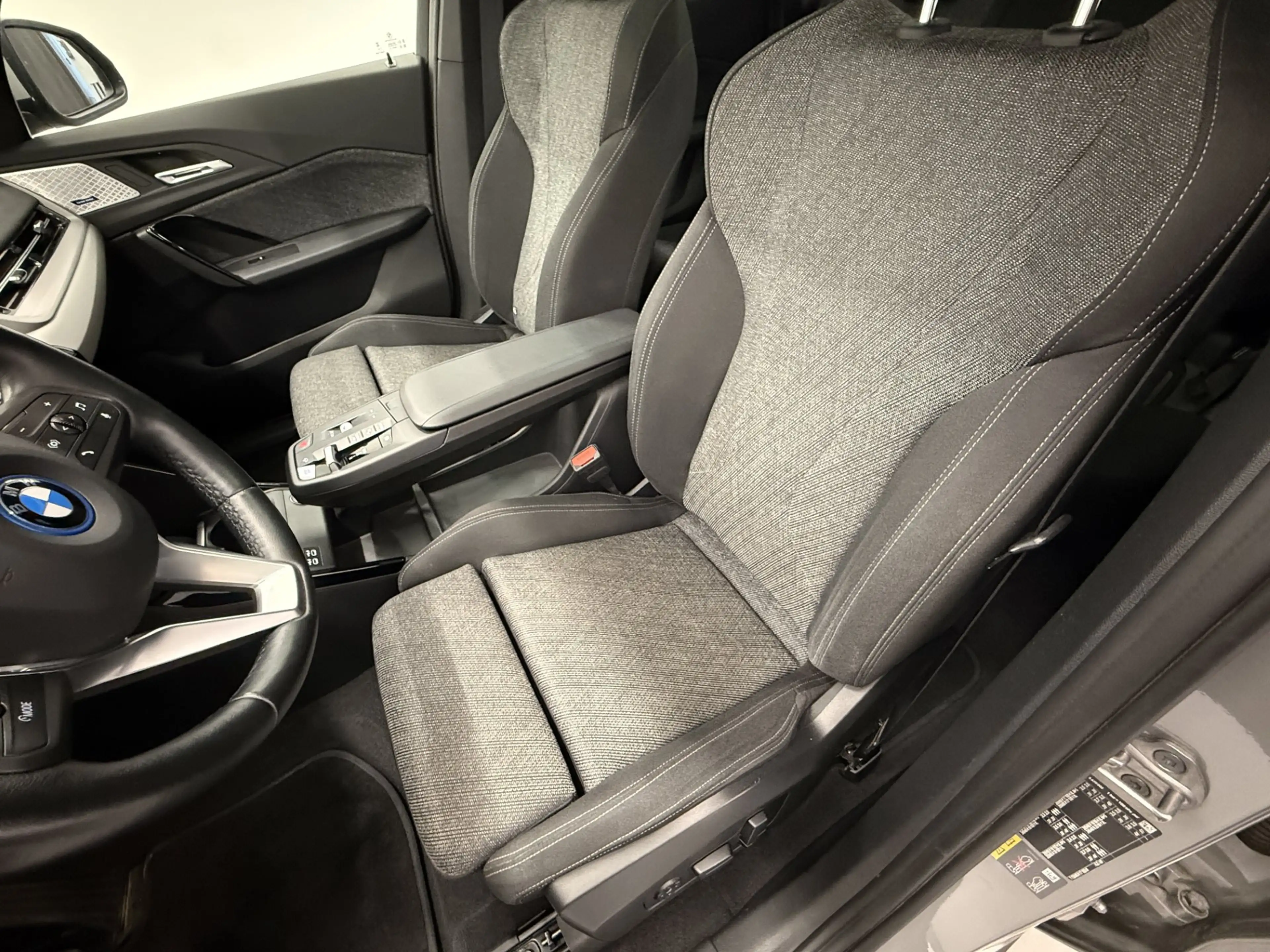 BMW iX1 xDrive30 — photo 12