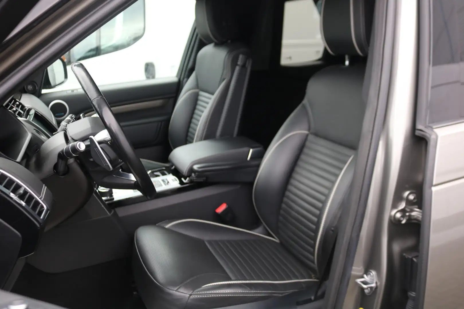 Land Rover Discovery 3.0 Td6 HSE Black Line Grijs Kenteken BPM vrij siva - 2