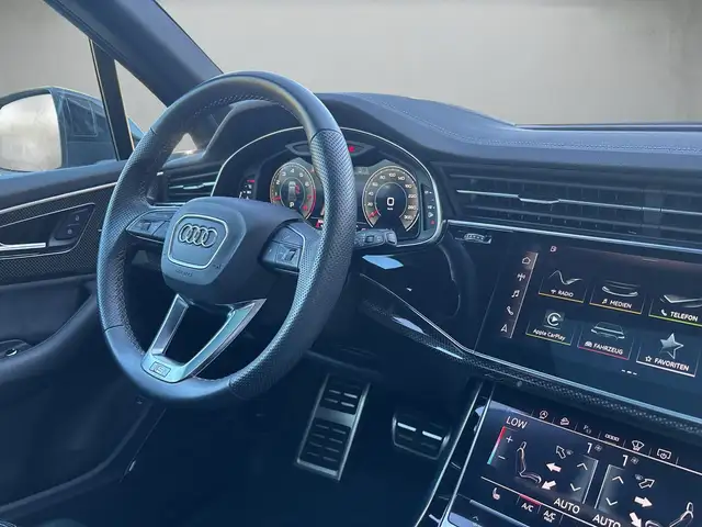 Audi Q7 view 7