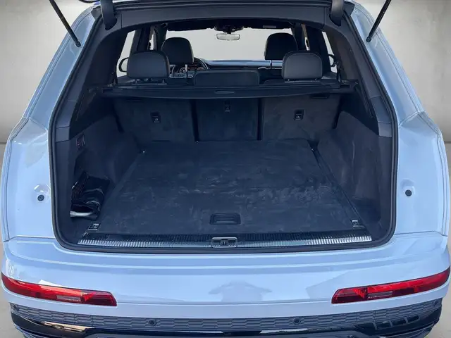 Audi Q7 view 5