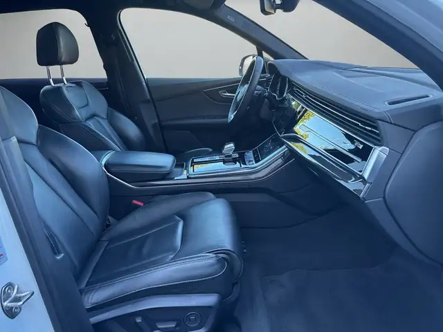 Audi Q7 view 13